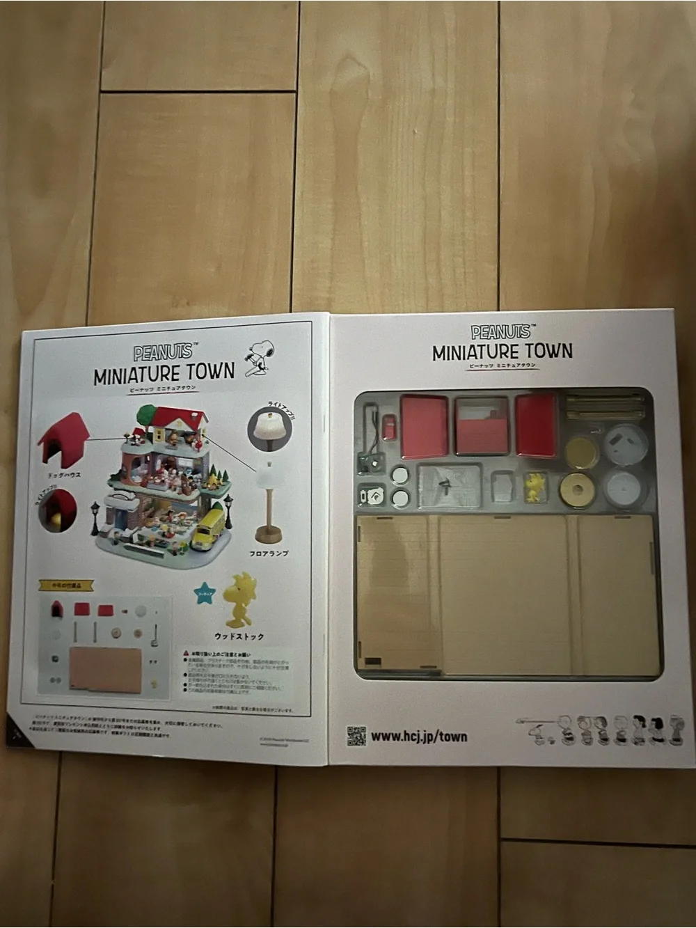 Peanuts Miniature Town Vol.001 Playset - White, Red, Green, Yellow